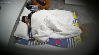 12月6日に新たに流出したホテルの写真❤️ 若いカップル、「白月光」の美女は哀れにも彼氏が射精したくてたまらなくなり、何度も愛し合う china ipcam (4)