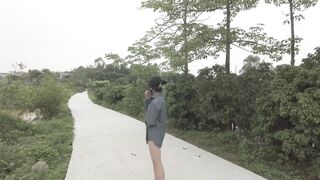 トレンチコートをはおって街を歩く人々、傘を手に裸で歩き回る人々 ipcam 3