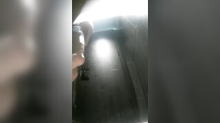 バーの後ろでは、若い女性たちがお尻を突き出して排尿している様子が撮影されていた ipcam 1 (10)