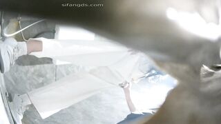 新しく流出した高画質のトイレ映像❤️ ナイトクラブの女性用トイレで美しい女性が放尿し、変態男が彼女にキスしようとしている高画質の隠し撮り ipcam