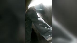 バーの後ろで撮影：多くの若い女性が排尿するためにかがんでいる。（2） toilet (4)
