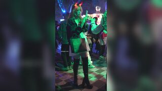 肌色のストッキングとピンクの下着を身につけたJK制服姿の少女が道端でおしゃべりしていると、風でスカートがめくられてしまう ipcam 3