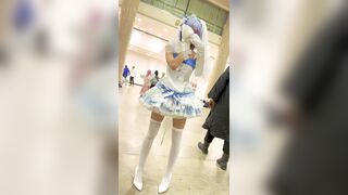 短いスカートをはいた可愛い女の子とボーイフレンドが街を散歩しています。ピンクの下着をローアングルの高解像度ビューで撮影しました ipcam 3