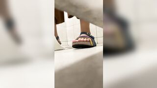 女子トイレに隠れて、放課後に生徒たちがおしっこをしている様子をこっそり撮影。多くの生徒はオマ○コを拭かないんです toilet (3)