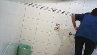 （塾シリーズ）制服と校章を身につけた若い女子生徒のグループ toilet  (1)