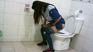 （塾シリーズ）制服と校章を身につけた若い女子生徒のグループ toilet  (2)