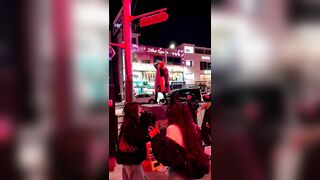 버스킹 무대를 장악한 노팬티의 댄서