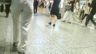 0013街撮りマジでワ○ピースナミ似桃尻短パンちゃん, 【熟女のお尻】ベージュパンツのお尻　50代のお母さんでかいケツ, ただでさえスカートが透けているのに、最後はまさかの (9)