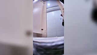 【極上トイレショット】狭いトイレで可愛いダンス女子高生が下から大便＆おしっこ toilet