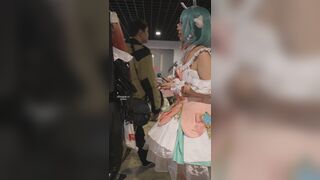 ピンクのレースのドレスを着た可愛い女の子。お尻が裂けた白いストッキング、前後にCD ipcam 2
