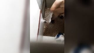 邪悪な家主シリーズのプレビュー❤️ その価値はその真実性にあります。家主が女性の入居者がシャワーを浴びたり、着替えたり、自慰行為をしたり toilet 2 04