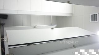 【トイレショット】トップクラスの美女が振動する卵をトイレに挿入！彼女は直接噴射して排尿します toilet