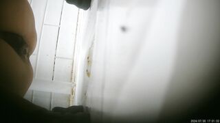 Magic Hand  外部入手  プレミアム「トイレ盗撮」映像：「高画質・無毛の美女（ホワイトタイガー編）」 — 36本 toilet 3 04