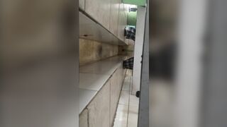 女性が乾いたトイレをこっそり撮影しながら拍手をする - 画面いっぱいに糞便が映る、下痢エピソード34 toilet 2 03