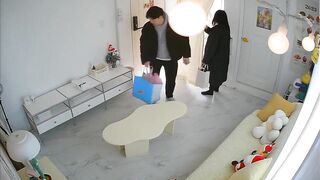 ハッカーが自宅の防犯カメラに侵入し、買い物から帰ってきたばかりのカップルを密かに撮影した。二人はソファで愛し合い、その後、お酒と寿司を楽 ipcam