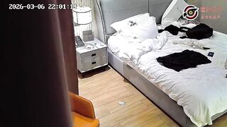 ホテルの隠し撮り：メガネ姿の「淫乱女子大生」、椅子に座って両足を抱え込み、彼氏にその締まりのいいマンコを激しく犯される ipcam 11