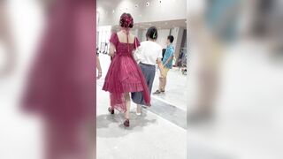 母親と幼い弟と一緒に買い物に出かけている若い学生。彼女は透け感のある赤いロングドレスを身にまとっており、その下には白い使い捨ての下着が ipcam 1