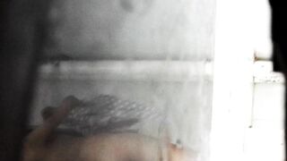 大学の「ワルな女子大生」が親友を裏切る：寮仲間の過激なヌード映像を撮影し金稼ぎ ❤️ 巨乳美女が自慢のバストにオイルを塗り、マッサージを披露 toilet 07