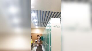 【入浴＆着替えコンピレーション】大学の「ワルな女子大生」が親友を裏切り、ルームメイトを盗撮（6本以上のクリップ） — 公衆浴場の脱衣所から toilet 1 02