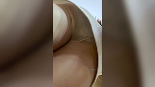 ロリータスカートの女子学生、スマホに夢中 — 白のニーハイソックス、白パンティ、ローアングル撮影 ipcam 3