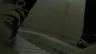 【定番・トイレ映像】「青春への賛歌」シリーズ：完全版 — 高校2年生の少女が、その可憐な秘部から排尿する様子を至近距離で捉えた映像に加え toilet 2 (2)