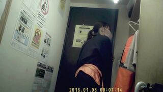【カメラ目線】ガチ盗〇！飲食店アル〇イトの着替えシーンをのぞき見してみませんかpart23 jvip