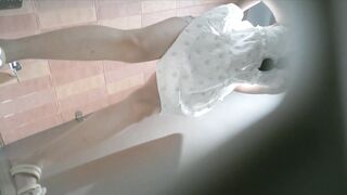 新たに流出 ❤️ ショッピングモールの女性用トイレで撮影された、毛のない美女や可愛い女の子を含む美しい女性を写した高品質のトイレ写真。 toilet