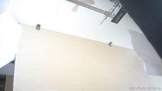 大学近くのバーで、赤いレースの下着姿で排尿し、カメラを見ながら体を拭いている女性の写真を新たに流出した。 toilet 03-260426
