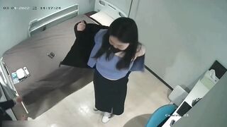 美容整形を受けた女性セレブ：病院の個室で自慰行為にふける大胆な女性 ipcam 1 (4)
