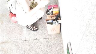 地下鉄駅でのスカートの中と谷間ショット――巨乳と小さな乳首！ ipcam 5 04-020526