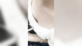 地下鉄駅でのスカートの中と谷間ショット――巨乳と小さな乳首！ ipcam 1 10-020526