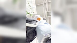 女子高生と親友がクレーンゲームで遊ぶ — 純真で可愛い彼女の白いパンツが、おしっこで黄色く染まる ipcam 2