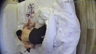 3月20日に流出したホテルの写真❤️ 普段のイメージとは正反対に、毎日可愛いシーツを交換する清潔感のある大人の眼鏡女性が、2日間で5回もセックス ipcam 05-020526