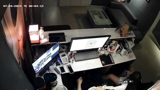 (한국야동) 마사지샵 카운터에서 실장 대딸 해주는 태국 매니저 korean porn vip