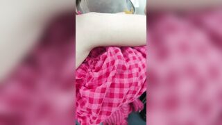 地下鉄駅でのスカート内盗撮：巨乳と小粒乳首の接写（パート2） [オリジナル版] ipcam 3 04-050526