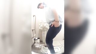美人が多い駅直下トイレ10-11 voyeur jp 160526 01