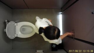 JKちゃん達のtoilet⑧ かわいい！美少女ちゃんのカメラ目線( ﾟДﾟ)クロッチお掃除も(^^♪ voyeur jp 170526 01