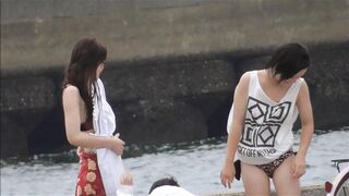 水着女子大生 海辺でのお着替え voyeur jp 180526 01