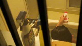 美女アスリートの締まった裸。足をパックリ開くと２枚のビラビラが顔を出し、アソコのお手入れをします voyeur jp 180526