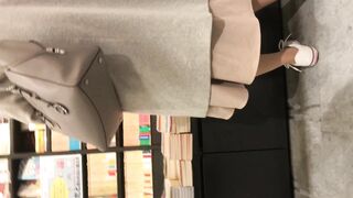 スマホで逆さ撮り14-キレイめお姉さん-書店にてナチュスト越しのパンティ-素人盗撮 voyeur jp 01-240526