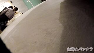 【ネットセレブ掘り出し物探し】ショートヘアで黒の服を着たネットセレブ。正面と背面の両方から写真がコピーされている。とても美人 ipcam 02-250526