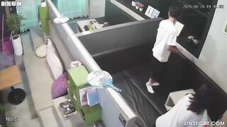 [신작] 두 커플. 여자가 성적으로 좌절감을 느낄 때, 그녀는 남자친구의 사타구니에 자신의 성기를 대기만 하면 남자친구가 손으로 그녀를 korean porn vip ipcam