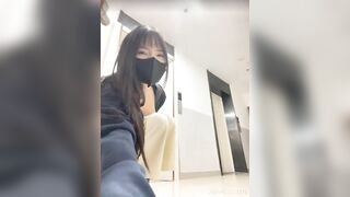 アウトドアのスリル！【xiaolin】男性用トイレ乳首クランプ水噴射、大胆にも路上で露出した黒い雄牛の振動卵 china 3