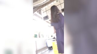パンチラ盗撮 女子大生 薄紫パンツに超接近して撮影 voyeur jp