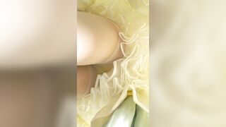 [KFC] 若い女性がスナックを食べながら体をかがめてお尻を突き出しています。彼女は素晴らしいスタイルで、短いスカート、白いタイトな下着 upskirt 2