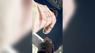 [KFC] 若い女性がスナックを食べながら体をかがめてお尻を突き出しています。彼女は素晴らしいスタイルで、短いスカート、白いタイトな下着 upskirt 3