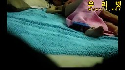 [한국야동] 자는 엄마 보지에 오이고추를 를 꽂으면 어떻게 될까 - Kimchi TV